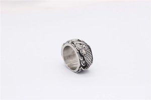 Détail macro d'une bague rétro en acier inoxydable avec relief d'écailles de carpe koi