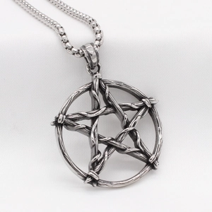 Collier pendentif étoile gothique rétro en acier argenté avec chaîne de perles