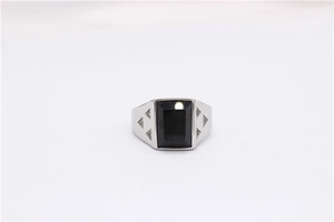 Vue macro d'une bague en acier titane avec pierre noire et accents triangulaires latérux