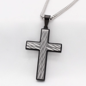 Pendentif croix rétro en acier inoxydable avec base noire et finition argentée texturée