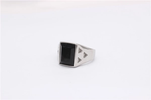 Détail macro de bague en acier titane argenté avec pierre noire et cristaux triangulaires
