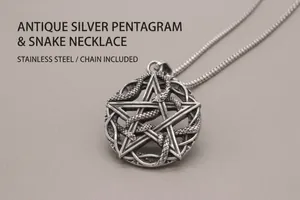 Macro d'un pendentif serpent cobra et pentagramme vintage sur collier en argent vieilli