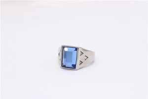 Vue détaillée d'une bague avec pierre bleue rectangulaire et zircons triangulaires