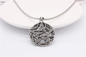 Détail macro d'un pendentif serpent pentagramme gothique avec finition acier vintage