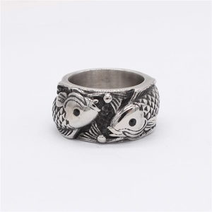 Bague rétro en acier inoxydable motif carpe koi avec écailles détaillées et cristaux noirs