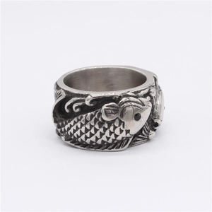 Bague vintage en acier inoxydable argenté avec motif carpe koï et relief traditionnel