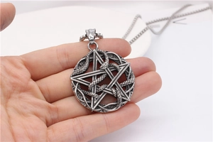 Gros plan du pendentif serpent et pentagramme gothique rétro en argent vieilli