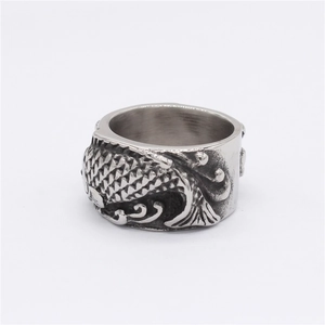 Bague vintage en acier inoxydable avec relief de carpe koi et motifs de vagues orientales