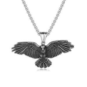 Vue détaillée du pendentif aigle vintage argenté avec gravure précise sur chaîne maille