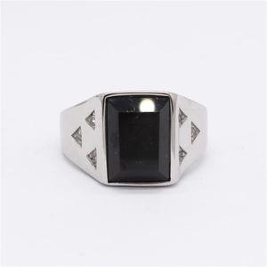 Bague chevalière homme en argent avec onyx noir rectangulaire et détails triangulaires ajourés