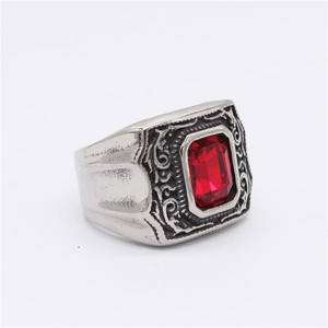 Bague rétro en acier inoxydable avec pierre rouge carrée et texture relief baroque