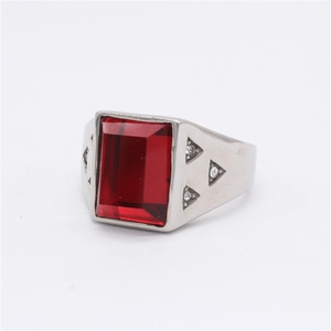 Bague pour homme en acier inoxydable avec pierre rouge rectangulaire et triangles