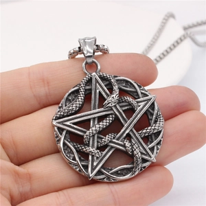 Pendentif vintage en acier inoxydable avec cobra et pentagramme en finition argent vieilli