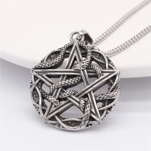 Collier avec pendentif pentagramme et cobra en acier inoxydable au fini argenté rétro