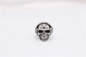Dettaglio anello teschio in acciaio vintage con cuffie e finitura stile punk