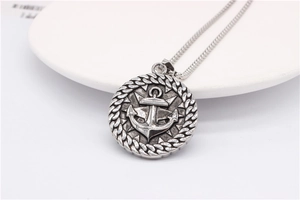 Macro d'un pendentif ancre vintage avec texture corde et finition argent oxydé