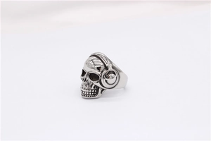 Vista macro dell'anello teschio vintage in acciaio con cuffie in stile punk rock