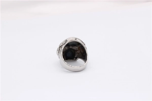 Dettaglio dell'anello teschio retrò con rilievo di cuffie e design industriale in argento