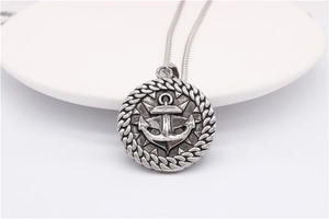 Vue détaillée du pendentif ancre en argent vintage avec texture corde et étoile boussole