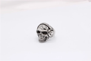 Dettaglio dell'anello a teschio vintage in acciaio con cuffie e finitura in argento invecchiato