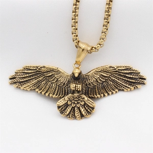 Collier pendentif aigle doré vintage avec chaîne box et texture de plumes détaillée
