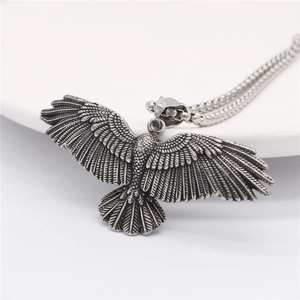 Collier avec pendentif aigle vintage en acier inoxydable avec ailes détaillées et chaîne