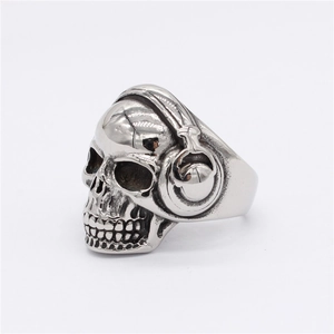 Anello teschio gotico con dettaglio cuffie in acciaio inossidabile lucido uomo