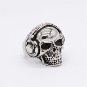 Anello teschio retrò in acciaio con cuffie in stile punk rock e gotico