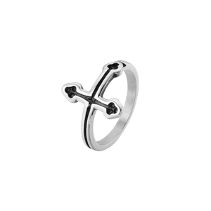 Détail de la bague croix argentée vintage avec finition noircie et style rétro