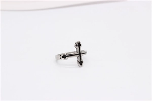 Détail de la bague croix en argent rétro avec style gothique et finition noire vintage