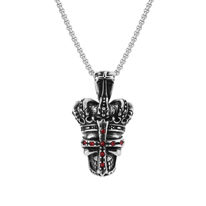 Gros plan du pendentif crâne gothique argenté avec croix en cristal rouge et couronne