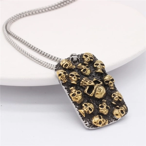 Pendentif plaque militaire punk avec crânes dorés sur surface en acier noirci