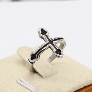 Bague croix vintage minimaliste en acier titane argenté avec gravure gothique