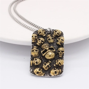 Collier plaque militaire punk en acier titane avec plusieurs crânes dorés sur noir