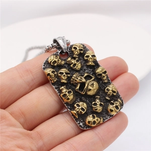 Pendentif tête de mort gothique punk bicolore or et noir avec chaîne à billes