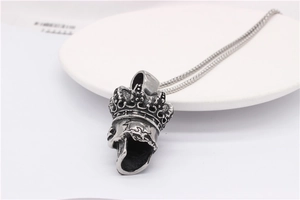 Détail du collier pendentif crâne à couronne rétro avec finition argentée vintage
