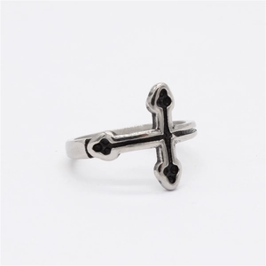 Bague croix minimaliste en acier titane argenté vintage avec détails de texture gothique