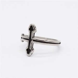Bague croix minimaliste en acier titane au style gothique pour un look tendance