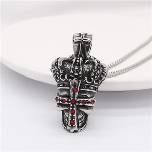 Collier pendentif crâne à couronne gothique avec strass rouges et fini acier vintage