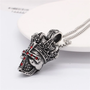 Pendentif crâne argenté vintage avec couronne et cristaux rouges sur chaîne