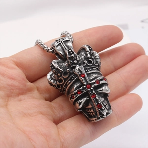 Collier gothique rétro avec crâne, couronne et zircon rouge sur chaîne vénitienne