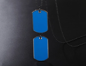Nahaufnahme blauer Emaille-Hundemarken-Anhänger mit schwarzer Kugelkette für Herren