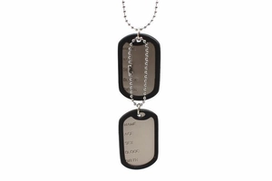 Vue macro détaillée de deux plaques militaires avec silencieux en silicone noir et chaîne