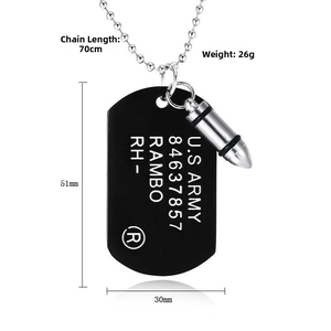 Dettaglio della piastrina militare US Army e ciondolo a proiettile con catena da 70cm