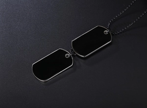 Detail der mattschwarzen Doppel-Dog-Tag-Halskette mit polierten Silberkanten und Kugelkette