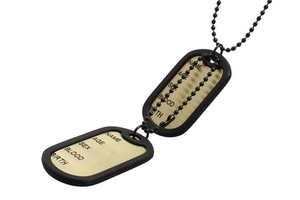 Gros plan de plaques d'identité avec silencieux en silicone noir et détails gravés