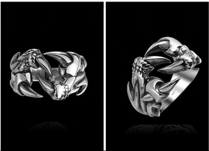 Détail macro de la bague griffe de dragon punk en argent avec finition noire