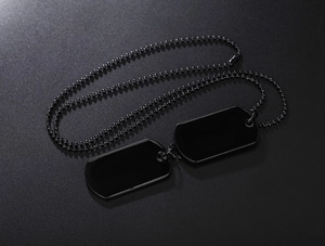 Detail der minimalistischen doppelten schwarzen Militär-Halskette mit poliertem Finish