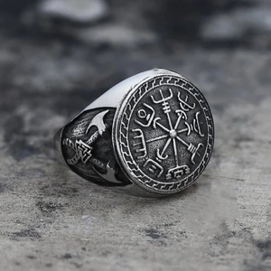Makroaufnahme von Wikinger Vegvisir Kompass und Doppelaxt-Gravur auf Vintage-Stahlring