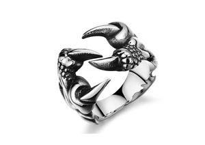 Détail de la bague griffe de dragon gothique avec finition argentée et écailles ciselées
